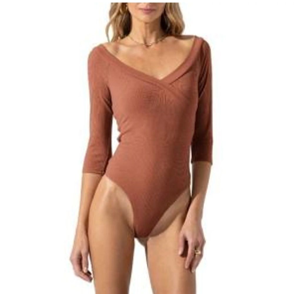 Astr the label Rust Ribbed v neck 3/4 length sleeve bodysuit